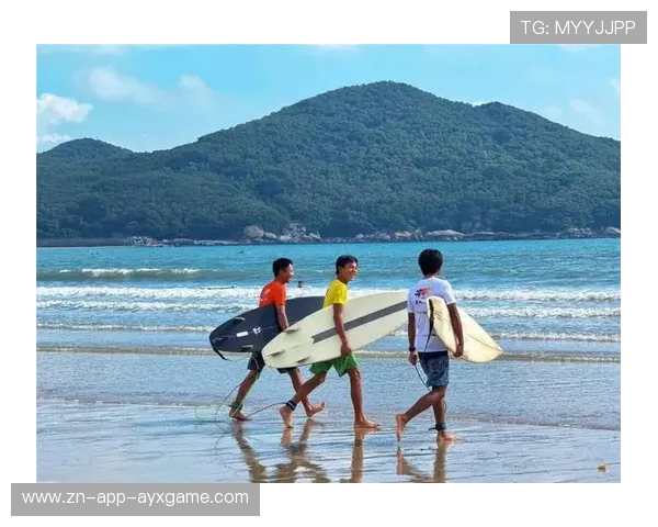 冲浪选手抓住浪峰一气呵成完成整套动作